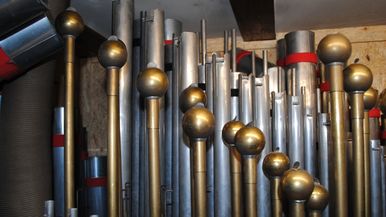 Über die Fachstelle Orgeln/Glocken erhalten die Pfarrgemeinden Beratung über alle Fragen zu Glocken und Orgeln: Neuanschaffung von Glocken oder Orgeln, Umbauten, Reparaturen, Restaurierungen, Wartungsmaßnahmen etc. Die Beratung ist für die Pfarreien des Bistums Fulda kostenlos.